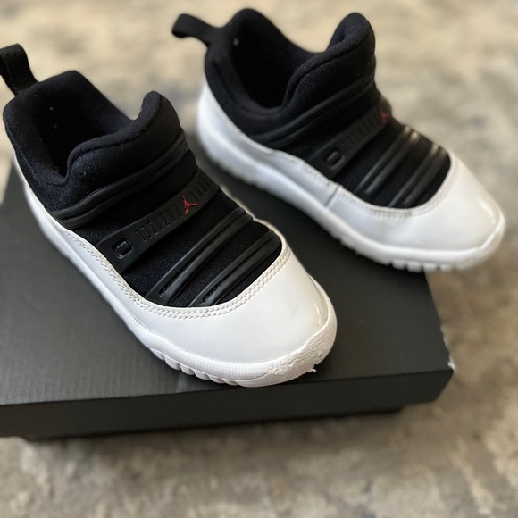 Jordan 11 Retro Little Flex TD Size 10 toddler Black/ True Red-White Excellent! - Picture 4 of 6